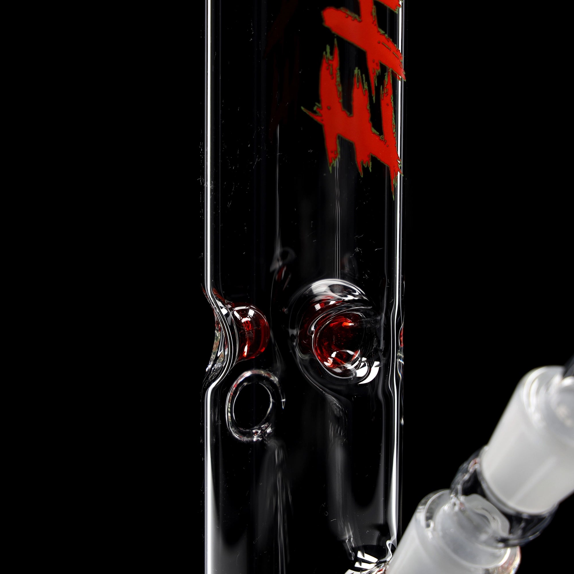 Bong Serie Rossa #3, 500ml, NS 18; Bocchino: rosso tinta unita; Tacche per ghiaccio: rosso tinta unita; Logo: logo speciale rosso-verde