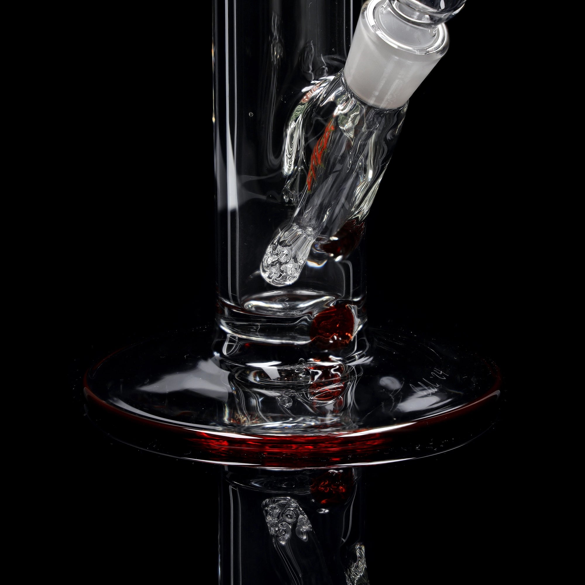 Red Series Bong #8 Cilindro 7mm (45cm), NS 18,: Base rotonda: monocolore Rosso; Bocchino: monocolore Rosso; Tacche per ghiaccio: monocolore Rosso; Logo: logo speciale Rosso-Verde; incl. Punti in vetro rossi sul tubo