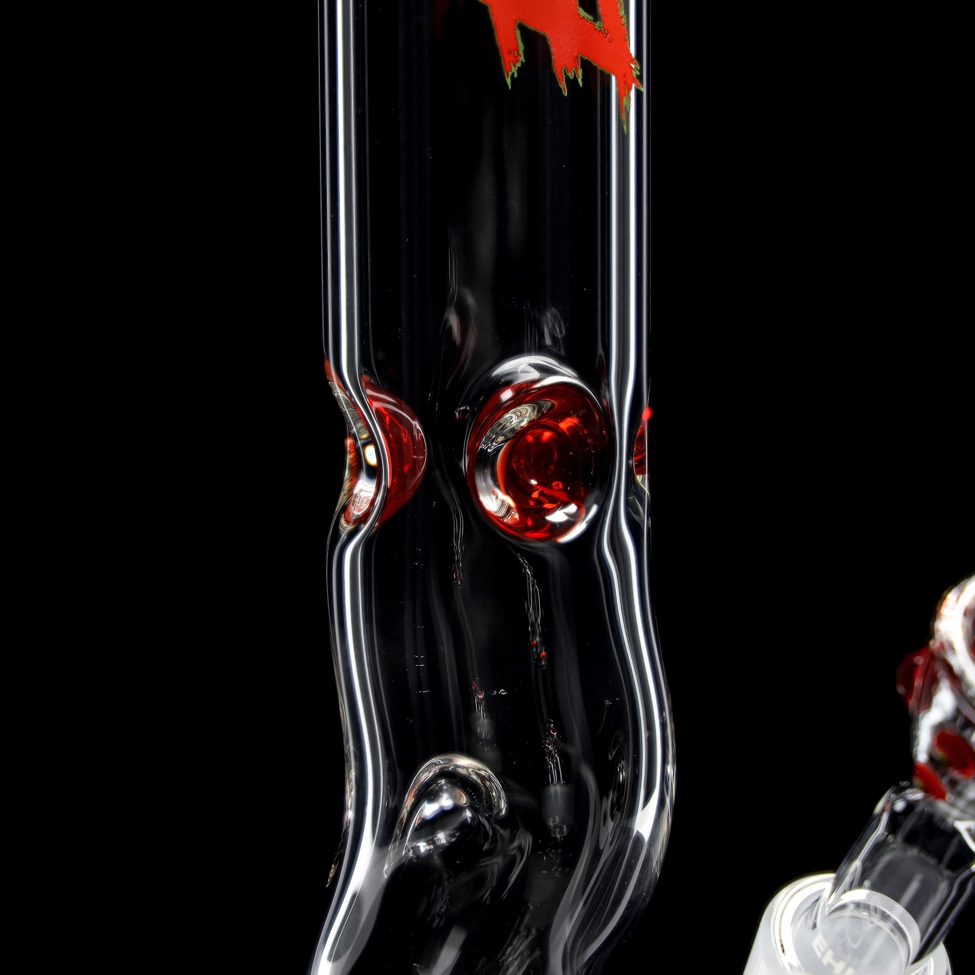 Bong Red Series #7 Cilindro 5mm EMOTION (45cm), NS 18,; Base circolare: monocromatica rossa; Bocchino: bocchino a corona rosso-verde; Tacche per ghiaccio: monocromatiche rosse; Logo: logo speciale rosso-verde