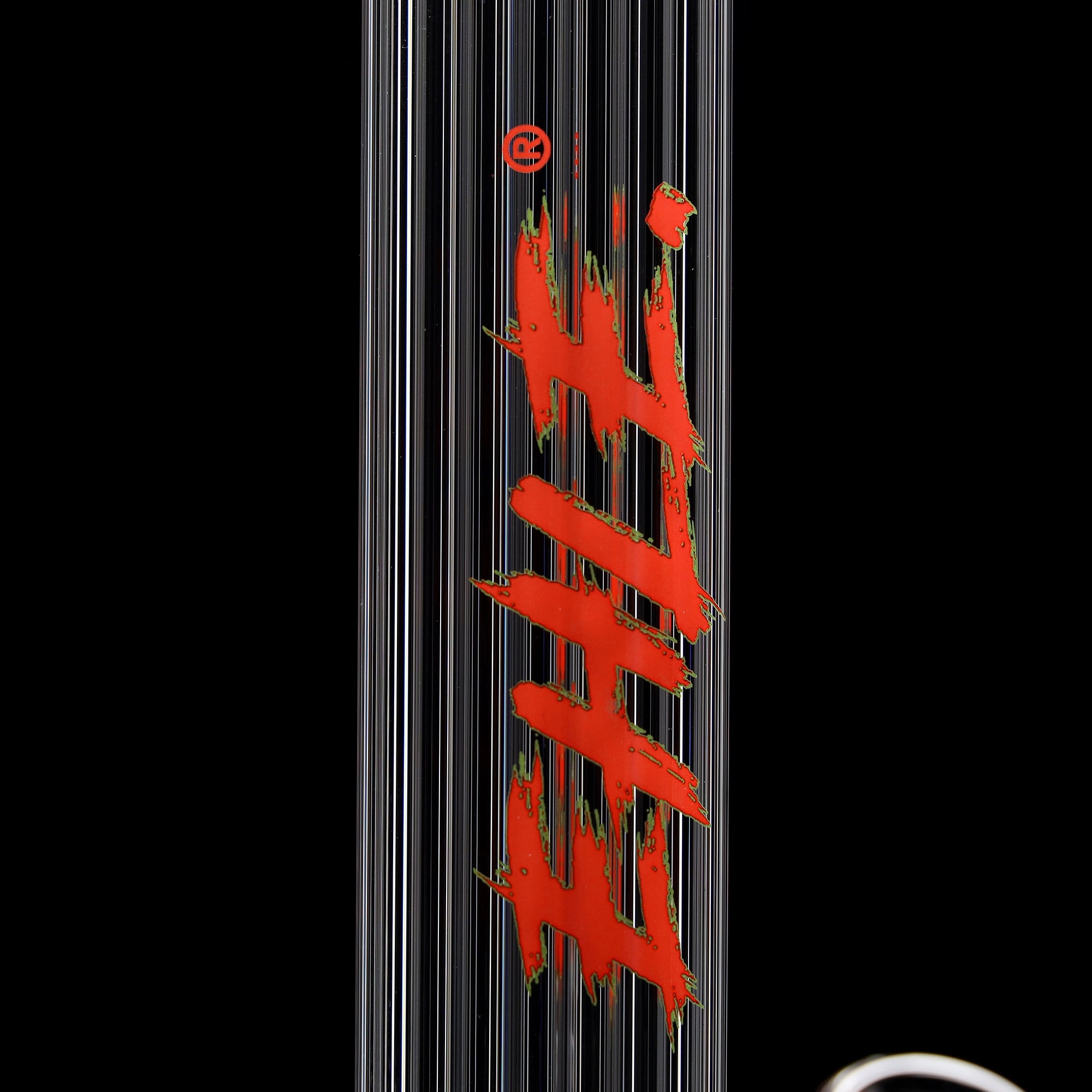 Red Series Bong #6 Tubo a coste (45cm), NS 18, base rotonda; Bocchino: Rosso monocromatico; Tacche per il ghiaccio: Rosso monocromatico; Logo: Logo speciale Rosso-Verde