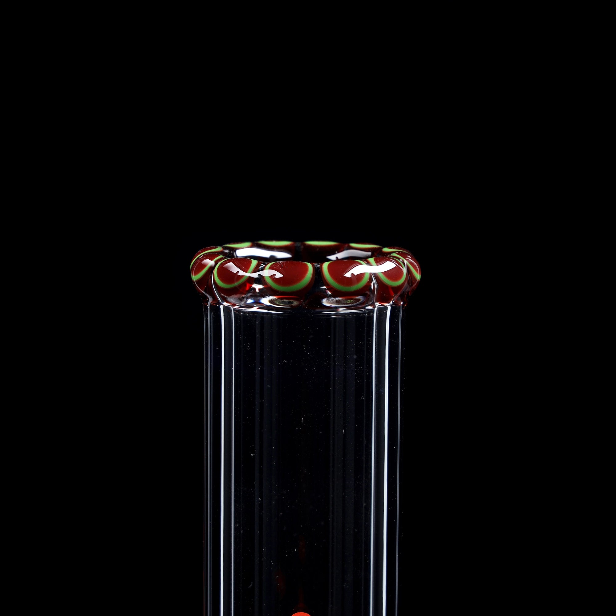 Red Series Bong #8 Cilindro 7mm (45cm), NS 18,: Base rotonda: monocolore Rosso; Bocchino: monocolore Rosso; Tacche per ghiaccio: monocolore Rosso; Logo: logo speciale Rosso-Verde; incl. Punti in vetro rossi sul tubo