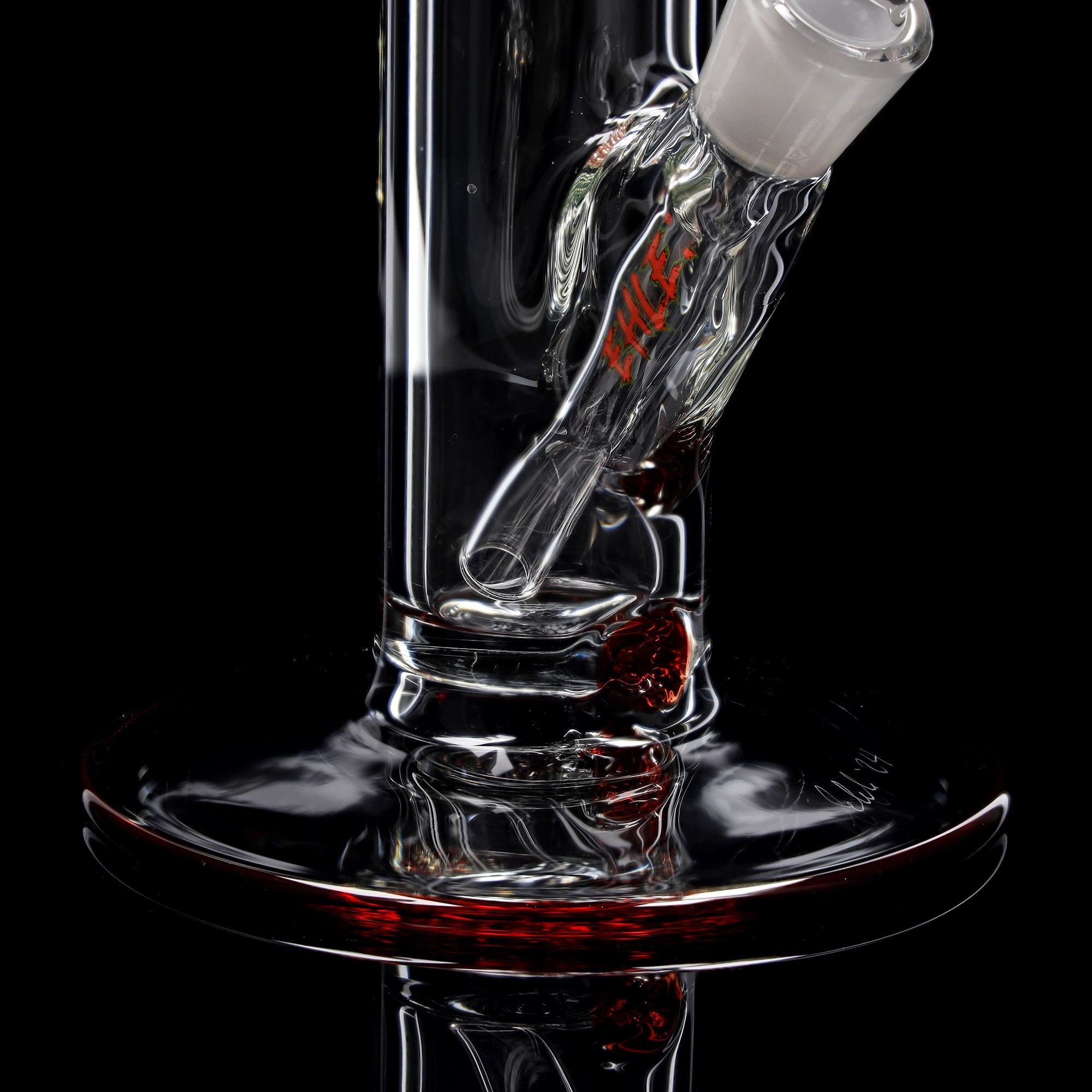 Red Series Bong #8 Cilindro 7mm (45cm), NS 18,: Base rotonda: monocolore Rosso; Bocchino: monocolore Rosso; Tacche per ghiaccio: monocolore Rosso; Logo: logo speciale Rosso-Verde; incl. Punti in vetro rossi sul tubo