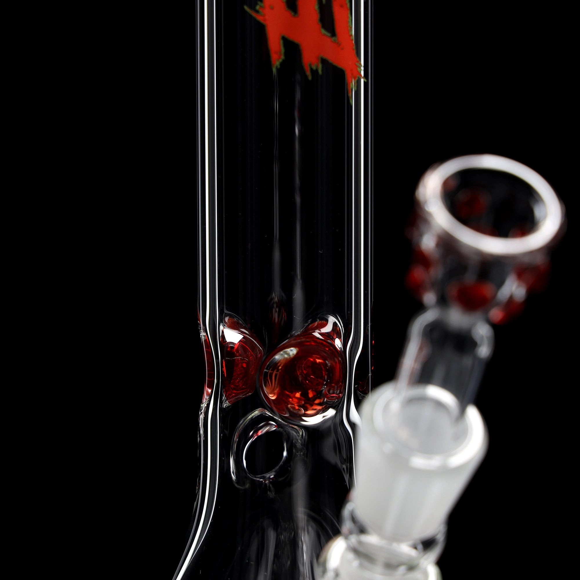Red Series Bong #5 Beaker Big Brother 5mm; Boccaglio: rosso tinta unita; Tacche per ghiaccio: rosse tinta unita; Logo: logo speciale rosso-verde