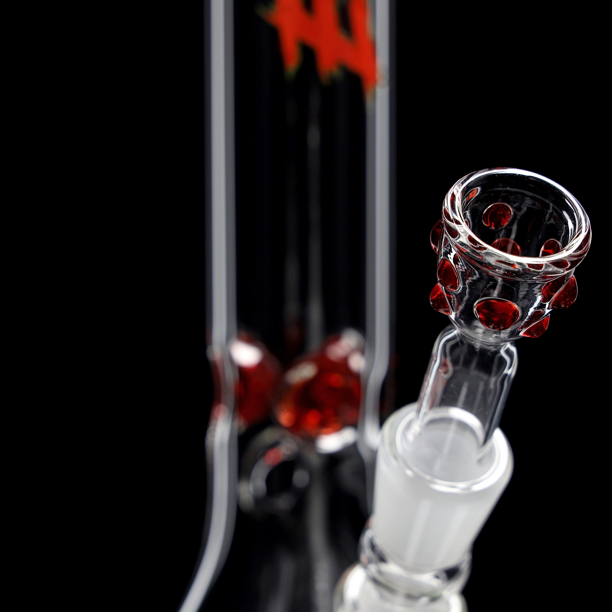 Red Series Bong #5 Beaker Big Brother 5mm; Boccaglio: rosso tinta unita; Tacche per ghiaccio: rosse tinta unita; Logo: logo speciale rosso-verde