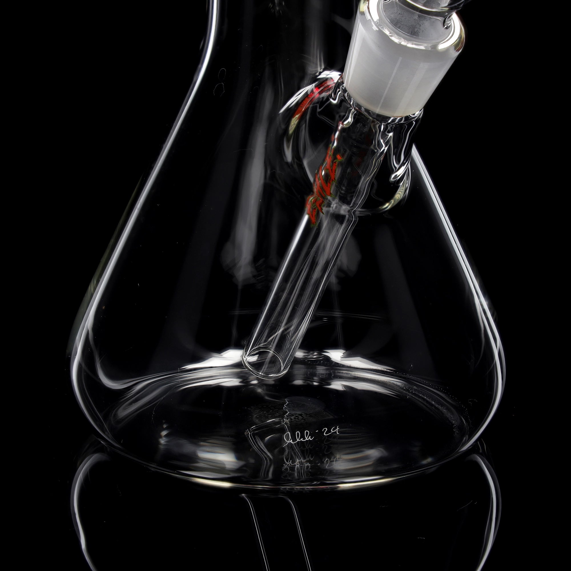 Red Series Bong #5 Beaker Big Brother 5mm; Boccaglio: rosso tinta unita; Tacche per ghiaccio: rosse tinta unita; Logo: logo speciale rosso-verde