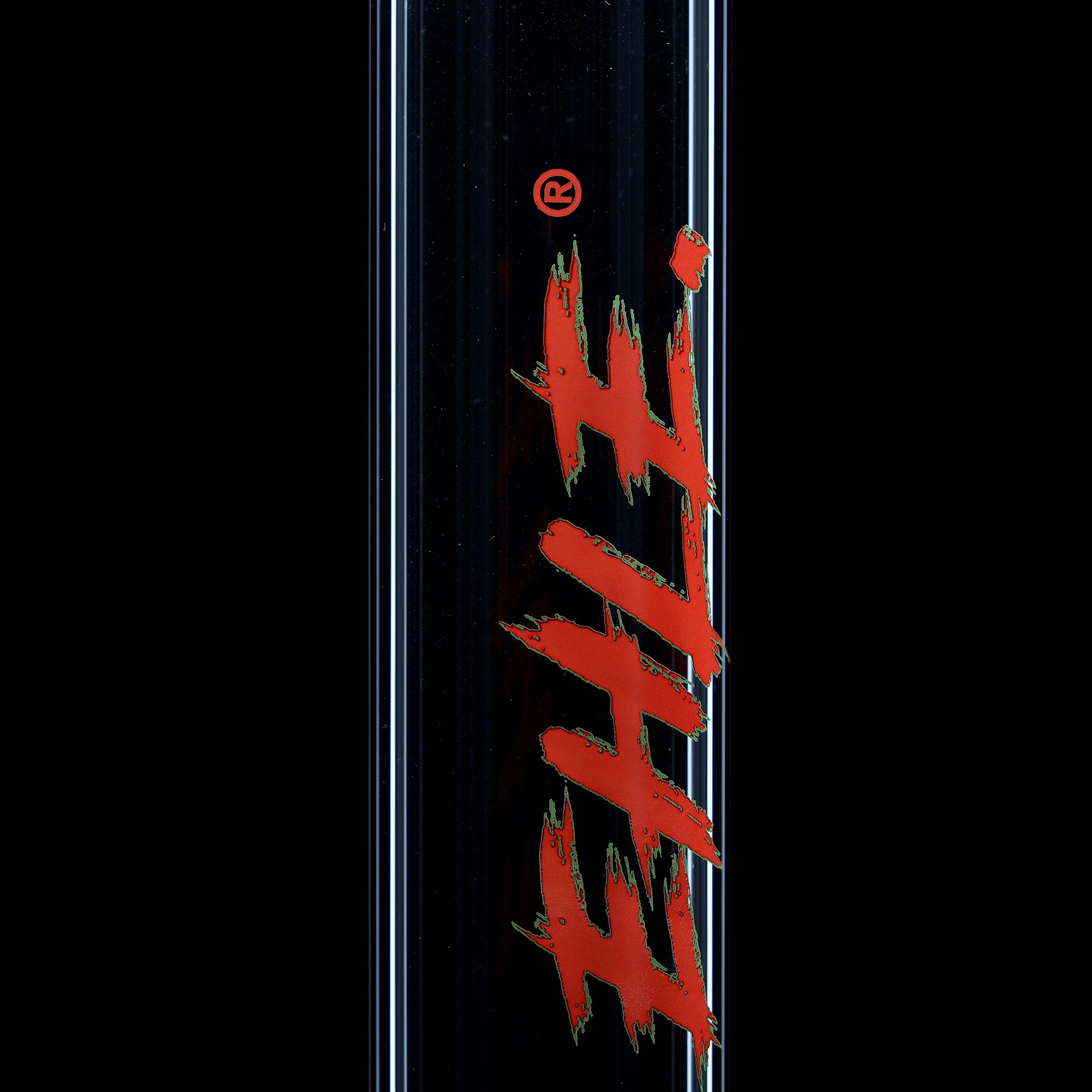 Bong Red Series #7 Cilindro 5mm EMOTION (45cm), NS 18,; Base circolare: monocromatica rossa; Bocchino: bocchino a corona rosso-verde; Tacche per ghiaccio: monocromatiche rosse; Logo: logo speciale rosso-verde