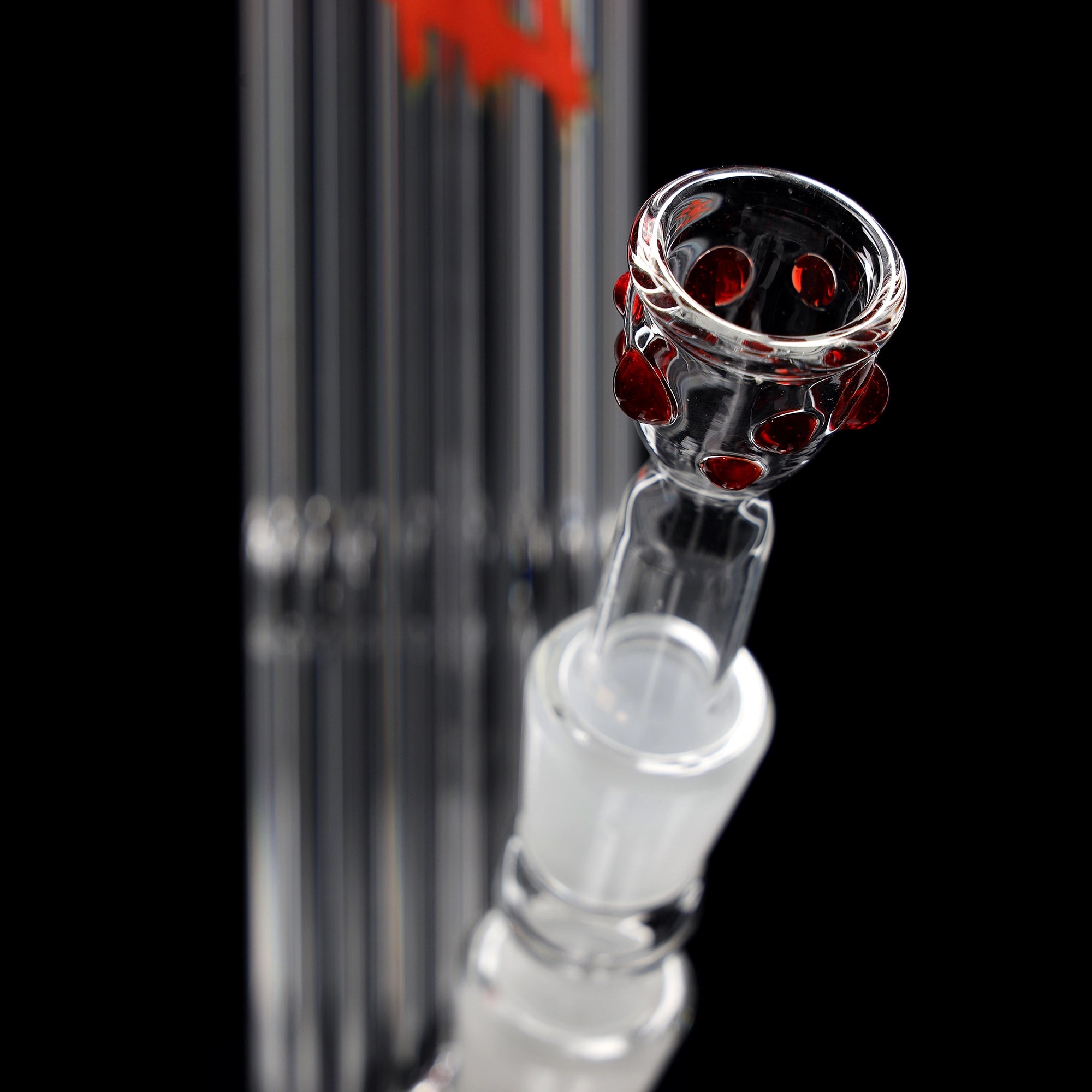 Red Series Bong #6 Tubo a coste (45cm), NS 18, base rotonda; Bocchino: Rosso monocromatico; Tacche per il ghiaccio: Rosso monocromatico; Logo: Logo speciale Rosso-Verde